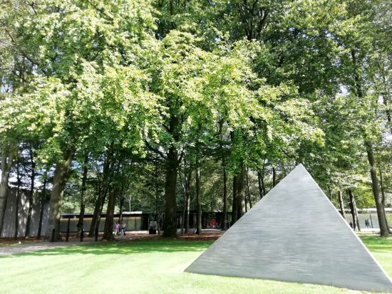 クレラー・ミュラー美術館送迎ツアー＜専用車貸切／日本語チャットサポート／アムステルダム発＞