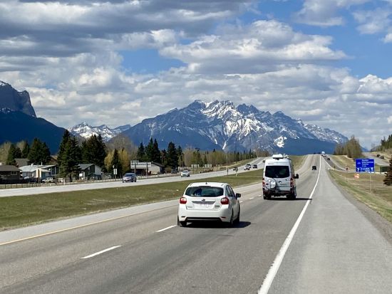 【空港送迎】カルガリー空港 ⇔ バンフまたはキャンモア市内 ＜乗合／日本語または英語ドライバーガイド＞