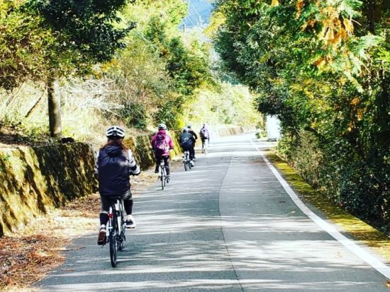 ガイド付きサイクリングツアー E-bikeでパワースポット巡り！瀧原宮と石窯ピザづくりコース＜4時間／4名限定プラン／昼食付／大紀町＞