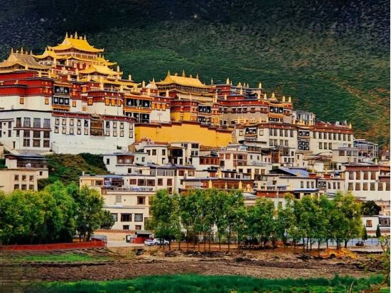 【広州発 雲南紀行】＜麗江古城＋シャングリラ＞麗江古城、玉龍雪山、虎跳峡、松賛林寺、普達措公園を巡る3日間＜往復航空券付／昼食付／宿泊付／プライベートツアー＞