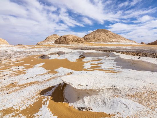バハレイヤ・オアシス 1泊2日ツアー　エジプト西部の秘境「白砂漠と黒砂漠」＆4WD車で砂漠ドライブ ＜食事付き／英語アシスタント／カイロ発＞
