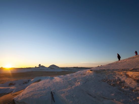 バハレイヤ・オアシス 1泊2日ツアー　エジプト西部の秘境「白砂漠と黒砂漠」＆4WD車で砂漠ドライブ ＜食事付き／英語アシスタント／カイロ発＞