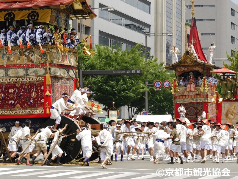 祇園祭山鉾巡行鶏鉾・月鉾（京都市観光協会貸出画像）