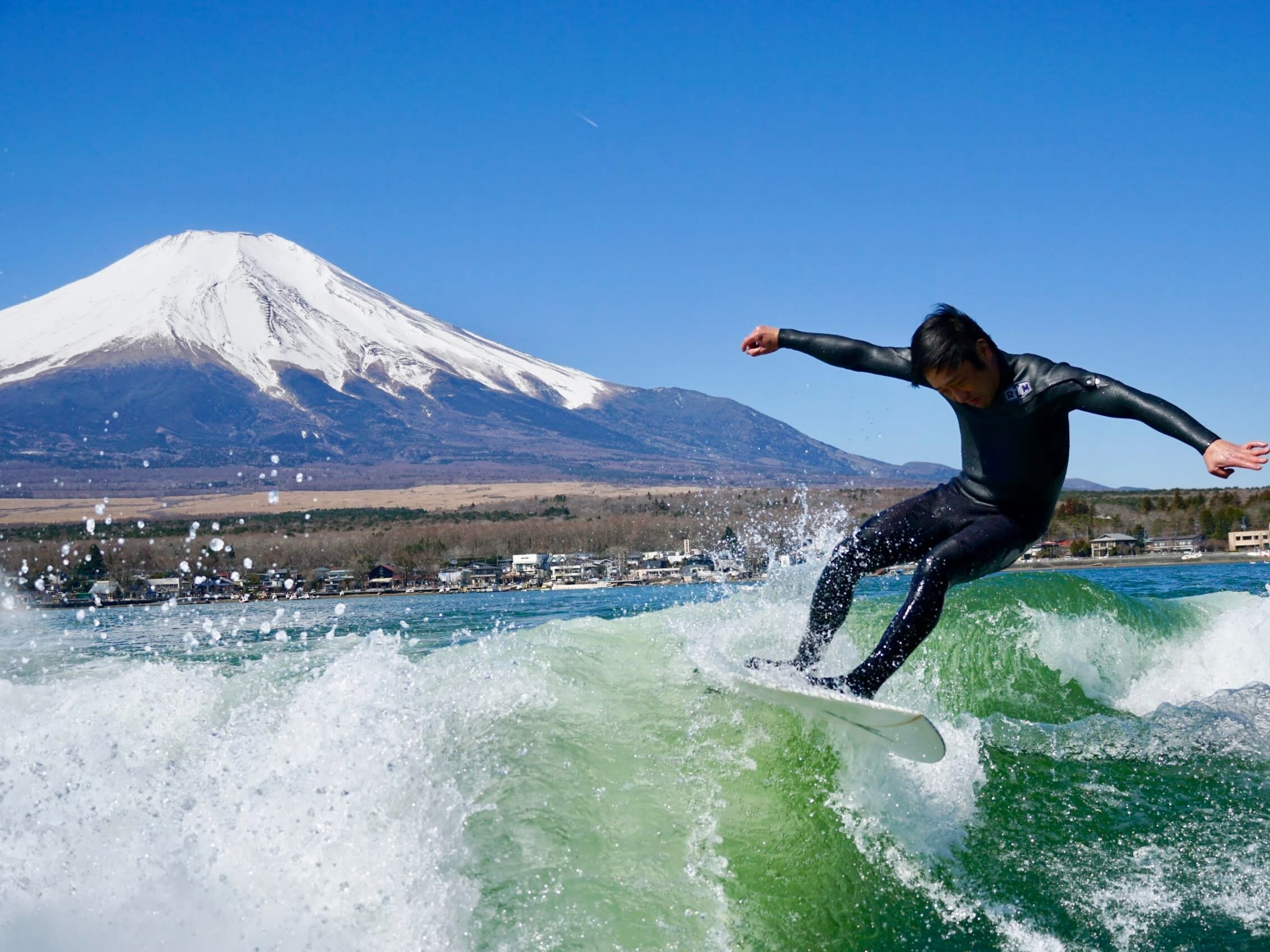 山中湖でウェイクサーフィン体験 富士山を眺めながらサーフィンを満喫 6歳から参加可能＜1人～／4～10月／山中湖村＞by ハクタカマリン |  山梨の観光&遊び・体験・レジャー専門予約サイト VELTRA(ベルトラ)