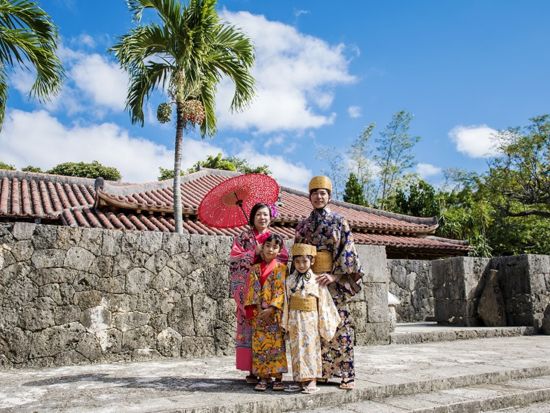 斎場御嶽、首里城公園、ガンガラーの谷、おきなわワールドの4つから選ぶ 那覇空港下車可で旅行最終日にぴったり！南部バスツアー ＜半日or1日ツアー／那覇発＞