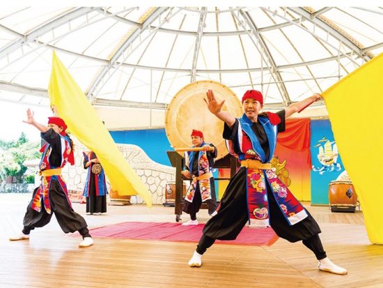 斎場御嶽、首里城公園、ガンガラーの谷、おきなわワールドの4つから選ぶ 那覇空港下車可で旅行最終日にぴったり！南部バスツアー ＜半日or1日ツアー／那覇発＞