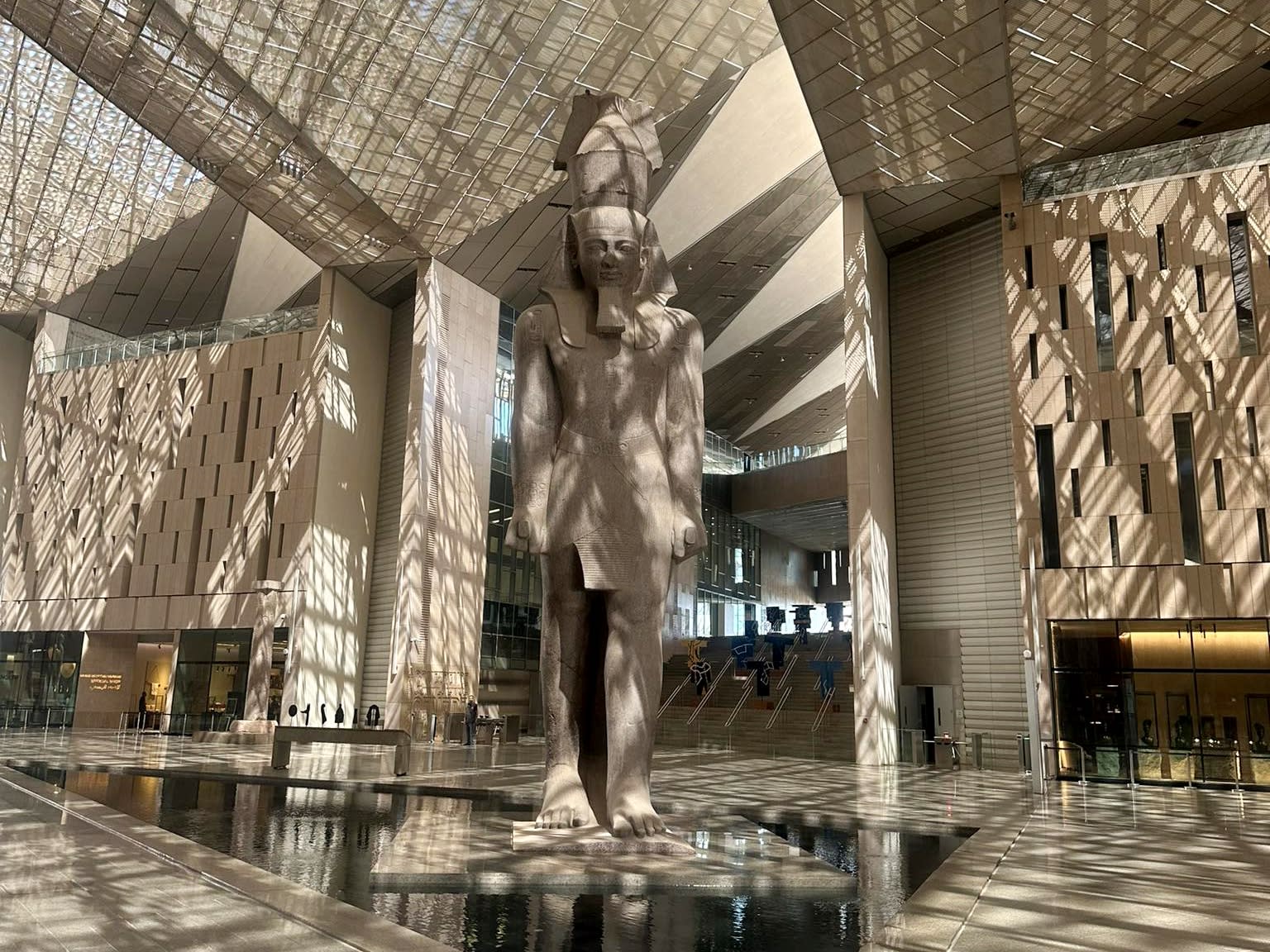 プライベートツアー】大エジプト博物館（GEM）＋世界遺産ギザの3大 