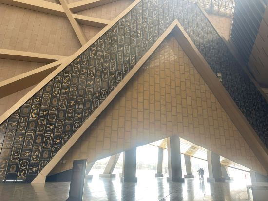 【貸切】大エジプト博物館（GEM）＋世界遺産ギザの3大ピラミッド日帰り観光 スフィンクスの足元エリア入場オプションあり＜終日／日本語／送迎付／カイロ発＞