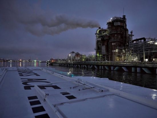 川崎工場夜景クルーズ SFのような不思議な光の世界へナイトクルージング＜ハンマーヘッド発着／90分＞