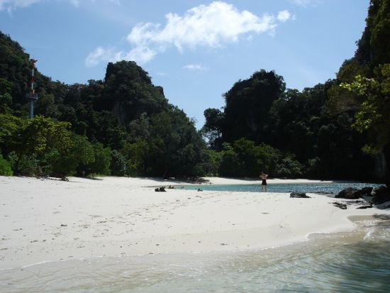 スピードボート貸切　ホン島＆バクビア島＆ラディン島 日帰り観光ツアー ＜日本語ガイド／クラビ発＞