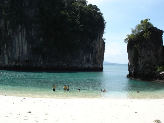 スピードボート貸切　ホン島＆バクビア島＆ラディン島 日帰り観光ツアー ＜日本語ガイド／クラビ発＞