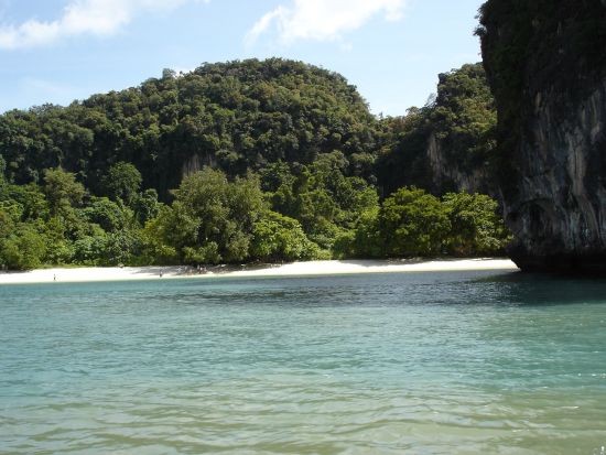 スピードボート貸切　ホン島＆バクビア島＆ラディン島 日帰り観光ツアー ＜日本語ガイド／クラビ発＞