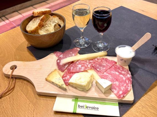 美食の都リヨン街歩きツアー　旧市街散策＋ポール・ボキューズ市場で試食・試飲　公共交通機関1日パス付＜日本語アシスタント／午前／貸切／4時間＞