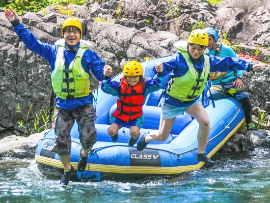 沙流川ファミリーラフティング　子供も大人も大満足！家族みんなで楽しめるコースをご案内＜4～10月／5歳から参加可／半日／日高＞
