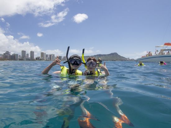 ウミガメシュノーケリング　ワイキキカメ大学　ワイキキビーチ沖で海中探検！ハワイの伝統セレモニーのエホマイ体験も　ワイキキ送迎可＜3時間／日本語／ケワロ港発＞