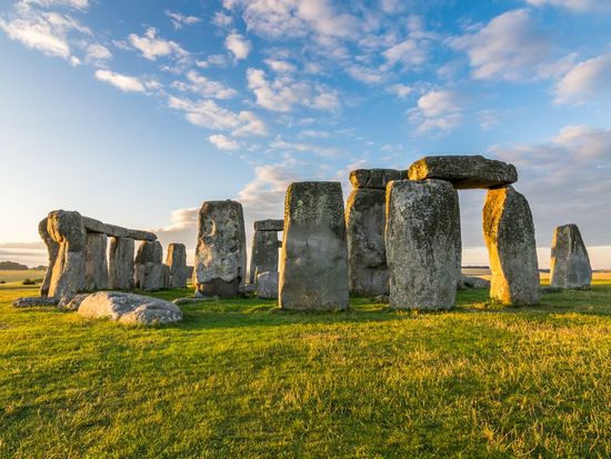 UK_Stonehenge_AdobeStock_202479340