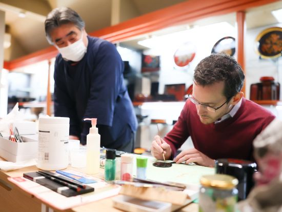 松江城ガイドツアー 水の都松江で伝統的な漆の絵付け＋お点前体験付き 大名茶人の愛したお茶文化を感じる＜3時間30分／松江市＞