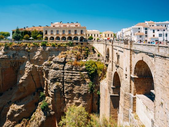 マドリード・コルドバへの移動日に最適！断崖絶壁の町ロンダ アンダルシアの白い村 セテニル立ち寄り ＜貸切／グラナダ発 ロンダ着＞