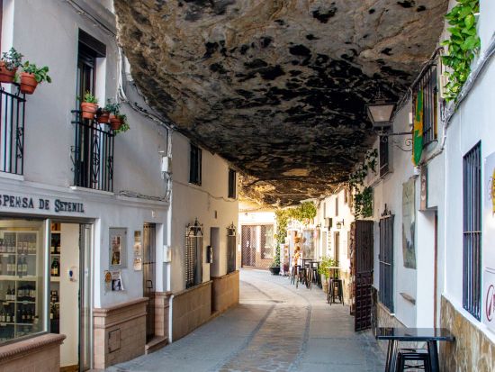 マドリード・コルドバへの移動日に最適！断崖絶壁の町ロンダ アンダルシアの白い村 セテニル立ち寄り ＜貸切／グラナダ発 ロンダ着＞