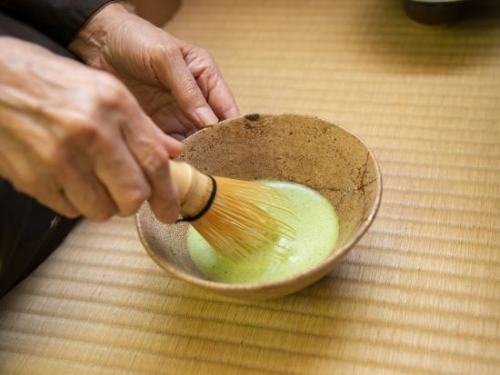 松江城ガイドツアー 水の都松江で伝統的な漆の絵付け＋お点前体験付き 大名茶人の愛したお茶文化を感じる＜3時間30分／松江市＞