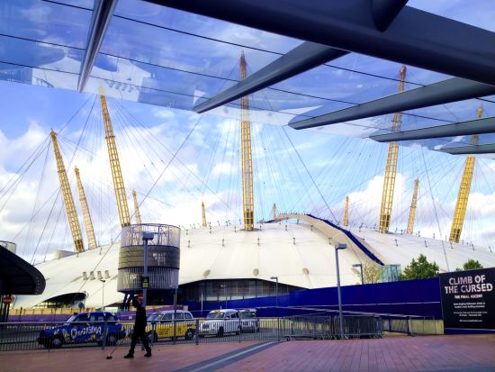 巨大ドーム屋根をクライミング！「Up at the O2」事前予約サービス