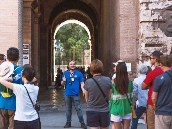 世界遺産コロッセオ 夕方からの特別入場ツアー！アリーナフロア入場＋フォロ・ロマーノ外観見学＜5～10月／英語ガイド／混載／約2時間／ローマ発＞申込時に即予約確定