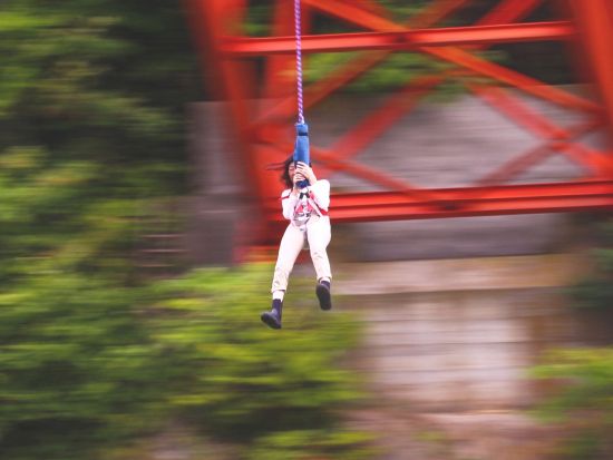 ブリッジスウィング　橋の上から命綱1本で爽快ダイブ！スリル満点の絶叫体験をご案内＜4月25日～10月18日／2時間半／日高＞