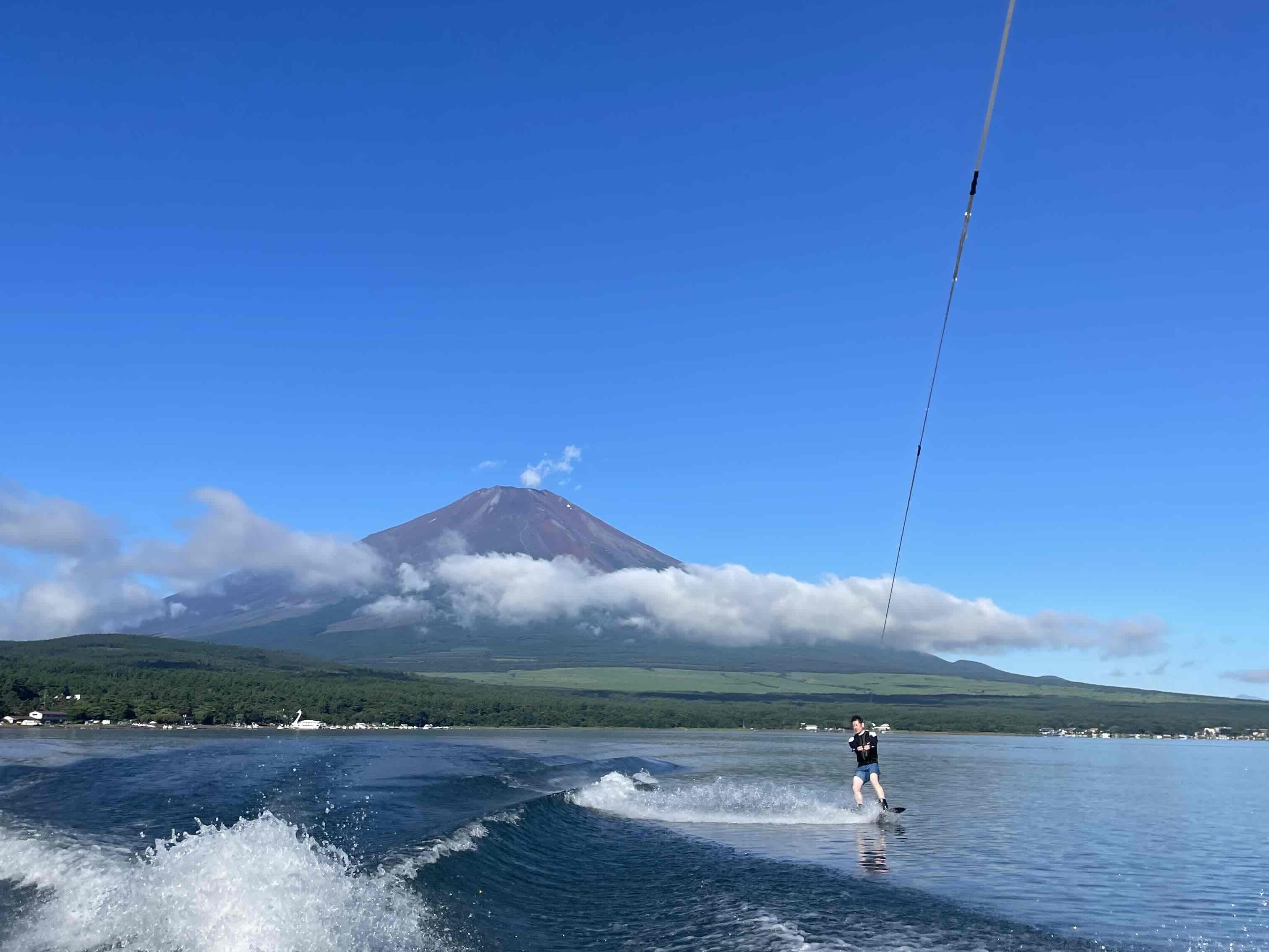 山中湖ウェイクボード 1セット／15分 初心者大歓迎 楽しく気持ちよく水上滑走！全てコミコミ手ぶらで参加OK＜6歳～／6～11月／山梨＞