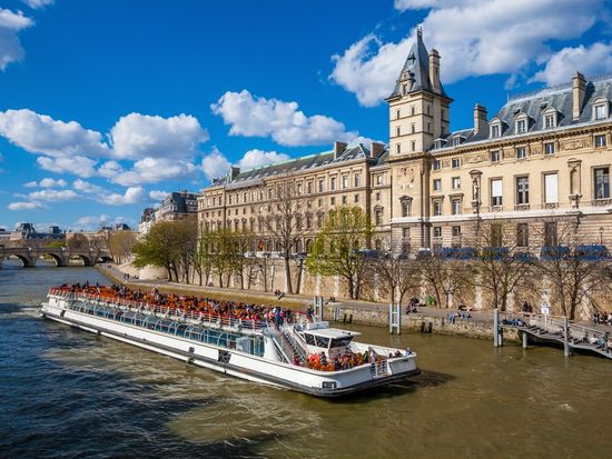 France_Paris_Seine River_shutterstock_182940248