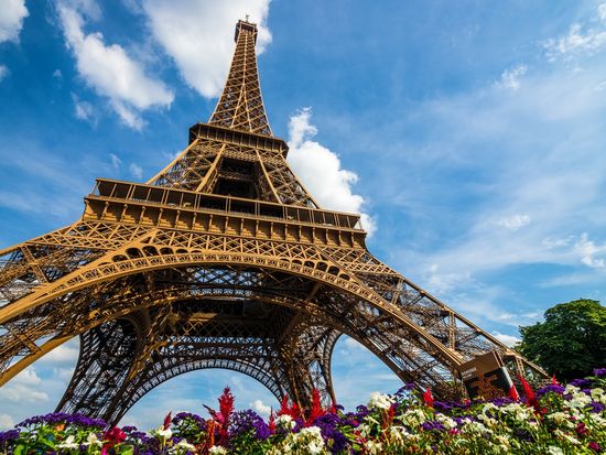 Paris_Eiffel tower_Summer_shutterstock_221672650