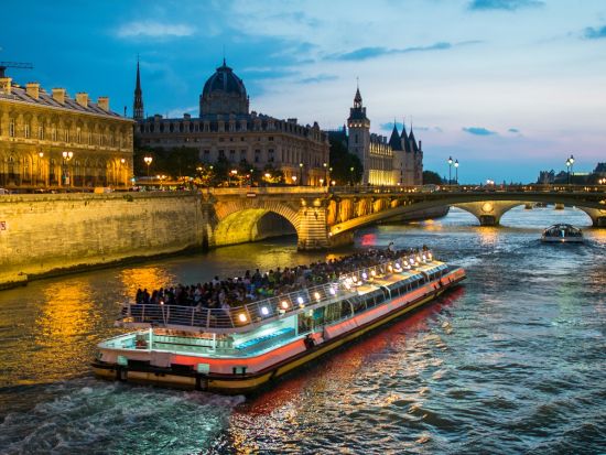 ムーランルージュ(Moulin Rouge)観賞ツアー＋セーヌ川クルーズチケット予約＜シャンパン付／日本語オーディオガイド＞by ParisCityVision