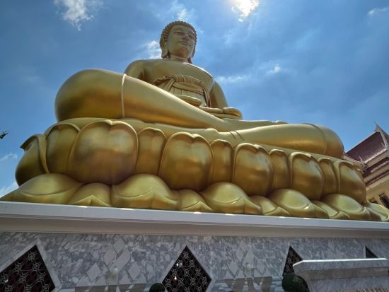 メークロン線路市場＋ワット・パクナム 　人気2大スポットを半日で観光！＜日本語ガイド／昼食付きプランあり＞