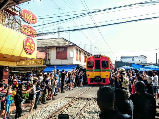 メークロン線路市場＋ワット・パクナム 　人気2大スポットを半日で観光！＜日本語ガイド／昼食付きプランあり＞