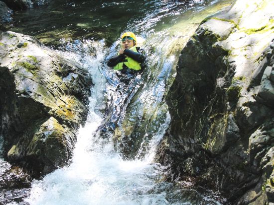 キャニオニング　日高山脈の清流で究極の水遊びを満喫！ 身体1つで天然のスライダーや滝つぼダイブを楽しむ！＜6～8月／3時間／北海道＞
