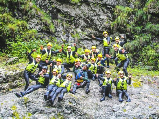 キャニオニング　日高山脈の清流で究極の水遊びを満喫！ 身体1つで天然のスライダーや滝つぼダイブを楽しむ！＜6～8月／3時間／北海道＞