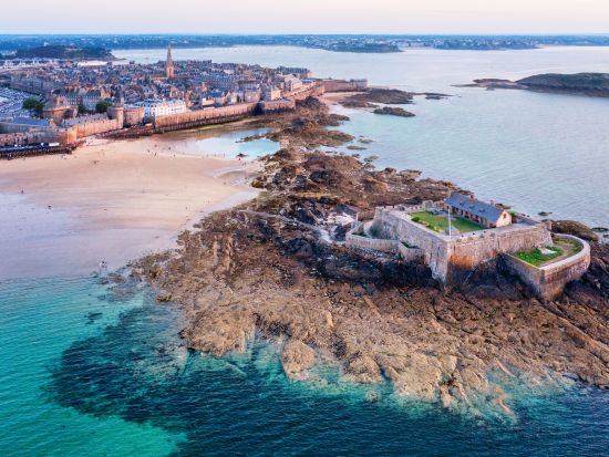 高速鉄道TGVで行く！モンサンミッシェル＋サンマロ 日帰りツアー　日本語ガイドが修道院をご案内＜1～6名＞by [みゅう]