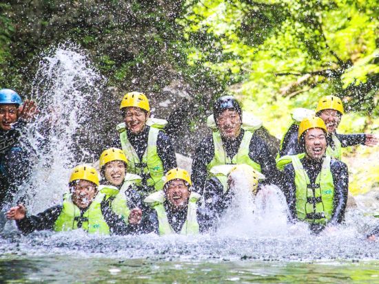 キャニオニング　日高山脈の清流で究極の水遊びを満喫！ 身体1つで天然のスライダーや滝つぼダイブを楽しむ！＜6～8月／3時間／北海道＞