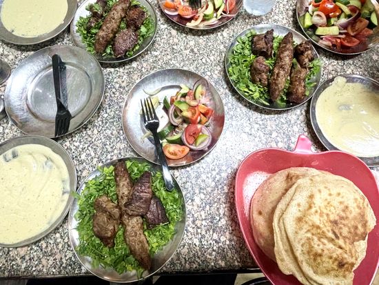 裏通りレストランの食事風景(イメージ)