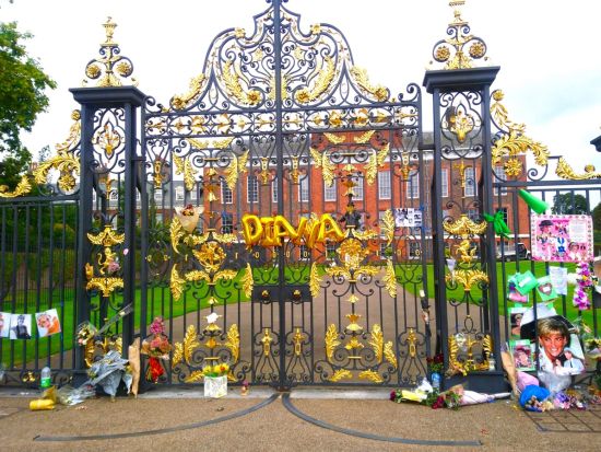 【プライベート】ロンドン三大宮殿と王室ゆかりの地を訪ねるロイヤルウォークツアー　世界遺産ウエストミンスター寺院入場券付＜日本語＞ by アートローグ