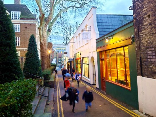 【プライベート】ロンドン三大宮殿と王室ゆかりの地を訪ねるロイヤルウォークツアー　世界遺産ウエストミンスター寺院入場券付＜日本語＞ by アートローグ