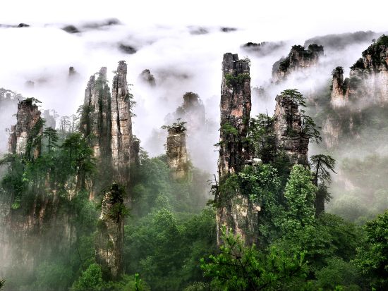 【上海発2泊3日間】中国絶景「張家界」、世界遺産「武陵源」を巡るプライベートツアー※天子山＋宝峰湖＋天門山＜往復航空券付／プルマンホテル2連泊／昼食付＞