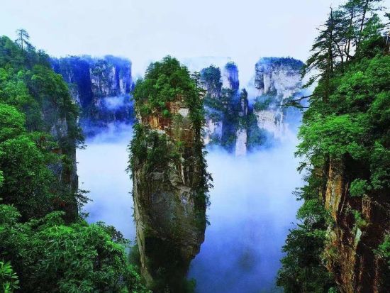 上海発 アバターの神秘世界へ！張家界武陵源・張家界大峡谷・鳳凰古城・芙蓉鎮を巡る3泊4日間の旅＜航空券付き・宿泊付き・日本語ガイド・混載無し＞