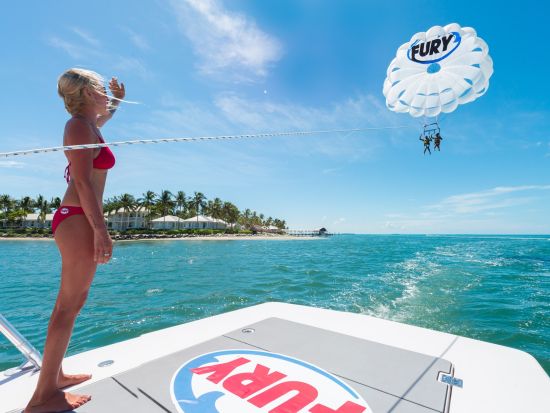 キーウエスト日帰り観光ツアー　到着後は自由に観光 パラセーリング体験付き