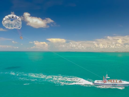 キーウエスト日帰り観光ツアー　到着後は自由に観光 パラセーリング体験付き