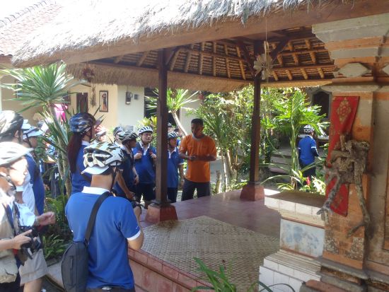 ウブド サイクリングツアー　ヒンドゥー教寺院や棚田をめぐる ＜インドネシア料理のビュッフェランチ＆軽食付き／英語ガイド＞