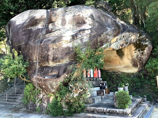岩屋山地蔵院の人面岩