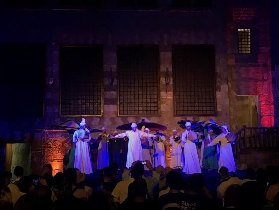 エジプト文化省主催！スルタン・グーリー廟で楽しむタンヌーラ伝統舞踊ナイトショー＋往復送迎＜水・土催行／日本語アシスタント／カイロ発／専用車＞