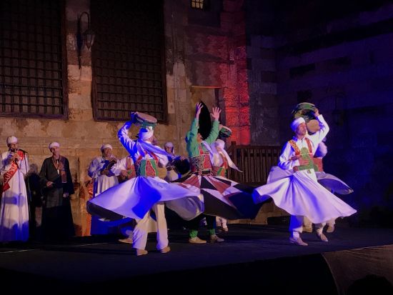 エジプト文化省主催！スルタン・グーリー廟で楽しむタンヌーラ伝統舞踊ナイトショー＋往復送迎＜水・土催行／日本語アシスタント／カイロ発／専用車＞