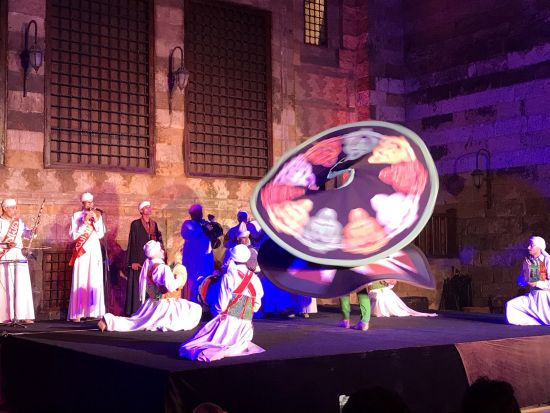 エジプト文化省主催！スルタン・グーリー廟で楽しむタンヌーラ伝統舞踊ナイトショー＋往復送迎＜水・土催行／日本語アシスタント／カイロ発／専用車＞