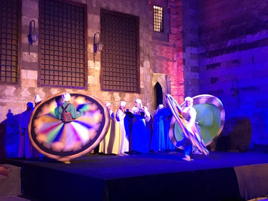 エジプト文化省主催！スルタン・グーリー廟で楽しむタンヌーラ伝統舞踊ナイトショー＋往復送迎＜水・土催行／日本語アシスタント／カイロ発／専用車＞